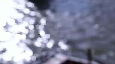 实拍唯美逆光下的芦苇和波光粼粼的水面视频的预览图
